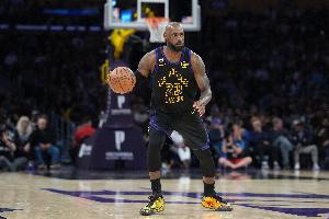 记者：老詹角色切换真灵活 脏活累活也干 得分主力的活也随时回归