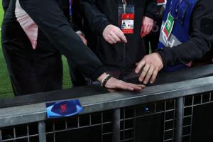 诺阿·朗手指严重割伤！ESPN晒照，工作人员对其受伤的地点检查