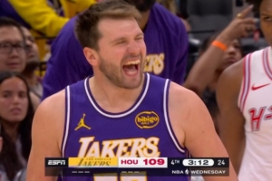 这就叫超级巨星！东契奇转身三分手起刀落 湖人领先4分打停火箭