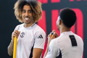 金毛狮王！曼联官方晒约罗新发型：一头脏辫变成金发爆炸头