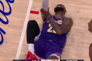 燃尽了！詹姆斯先连续防守又全力冲刺上篮被犯规 手肘再次受伤！