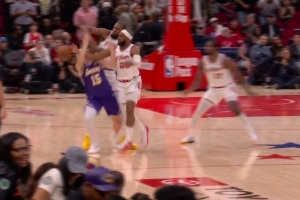 奥科吉对里夫斯犯规 火箭挑战成功取消犯规但还是湖人球权