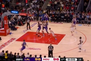 一马平川！詹姆斯反击接球 中路突击大三步上篮得手
