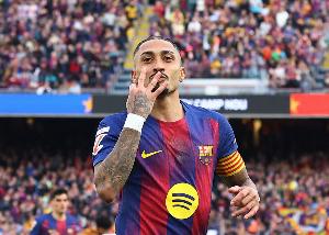 拉菲尼亚欧冠33场参与30粒进球球，追平内马尔纪录