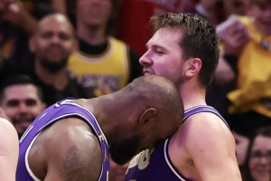 詹姆斯：东契奇整个赛季都这么打球 我们努力支援他