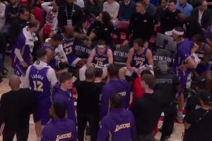 关键时刻对比：东&詹探讨众将认真旁听、火箭四大将各自沉默发呆