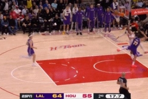 论把握机会的能力！伊森回传失误 斯玛特长传助东契奇反击上篮2+1