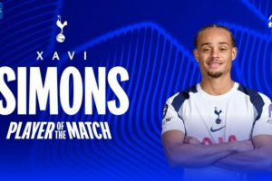 梅开二度，欧冠官方：哈维·西蒙斯当选热刺3-2马竞全场最佳球员