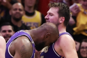 记者：东契奇关键时刻收割&詹姆斯返老还童的一战 火箭转换匮乏