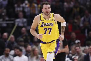 别受伤就好！东契奇被小里踢到让人揪心 半场稳定贡献21分4板2助