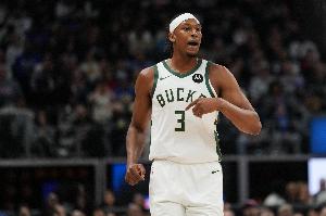 你到底在干什么？特纳出战18分钟 三分3中1仅拿3分&出现4失误