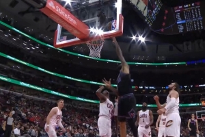 突然断电！骑士连续打铁失误 公牛疯狂反击迅速迫近比分