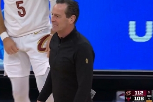 绝境哨音！哈登接球遭遇夹击 阿特金森及时喊停解围