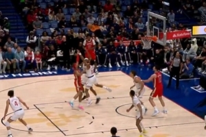 神来之笔！费尔斯运球对抗后脱手 随手一撩球直接掉进篮筐