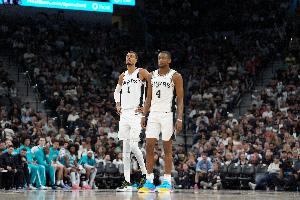 福克斯：我们最后布置好战术还讨论了 文班不慌不慌命中绝杀