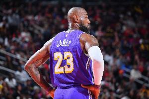 延续21年！詹姆斯生涯第124次三双 距离其首次三双已过去7729天