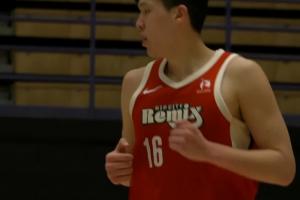 一气呵成！杨瀚森挡拆顺下后接小跳步单臂劈扣砸进篮筐