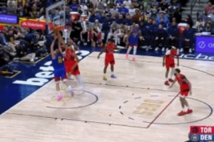 困难重重！约基奇背身单打巴恩斯 转身上篮被巴恩斯直接帽下