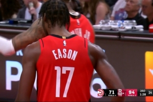 领先这么多你起飞了！杜兰特送助攻 伊森单手扣进还要加罚