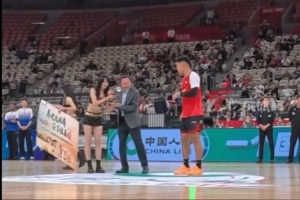 贺希宁谈当选月最佳：功劳归属于大家 这个赛季我状态比之前好