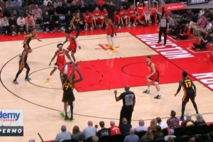 被打3+3！伊森垫脚沃克三分犯规+一级恶犯 杰伦·约翰逊再中远投