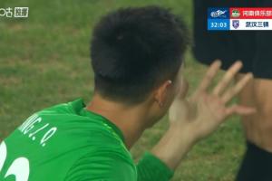 硬汉！三镇门将方镜淇小指脱臼，队医现场复位后继续比赛+扑救