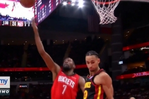还得看小帅！杜兰特反击三大步 顶着里萨谢拉杆上篮打成2+1！