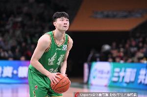 手热得发烫！鄢手骐半场4记三分球拿下两队最高13分外加3板1助