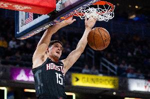 乌度卡：换首发是想增加空间&提升投篮 让不同类型球员各尽其职