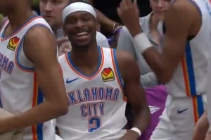 笑容纯真！亚历山大借掩护突破单臂飞扣砍下40分 随后打卡下班~