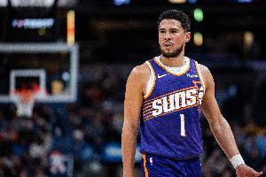 慢热！布克首节6投0中一分未得 拿到3篮板2助攻