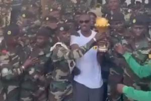 RMC辟塞内加尔谣把奖杯送到军事基地：那是数周前拍摄的视频