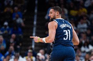 基德：克莱在场上打得很放松享受比赛 三分投射效率极高