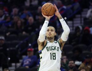 难得好状态！库兹马因跟腱紧张退出比赛 两节半12中7拿到20分