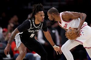 弗莱：申京不在时KD只能让队友看他单打 他进攻引力不如克尼佩尔