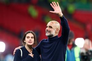 小棉袄常伴左右❤️瓜帅与女儿玛利亚庆祝夺冠，相拥耳语十分幸福