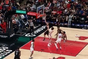 浪费机会！申京顺下接球 晃过防守空篮上丢