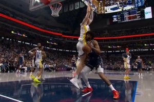 他可经不起折腾了啊！巴格利篮下晃起波尔津吉斯直接撞上造犯规