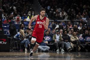 目前球队表现最佳！申京半场7中6砍12分 另有4板2助2断1帽&无失误