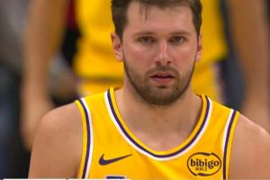 太难了！东契奇面对杜伦防守遮罩 强行转身高难度三分绝平不中