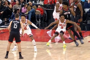 打急了！阿门跑位时击中塞克斯顿面部 被吹一级恶意犯规