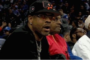 费城名宿！艾弗森在76人主场观战球队对阵雷霆比赛！