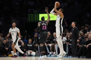 杨毅：224cm的文班亚马在三分线外这么准 这还让对手怎么防？