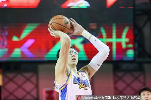 希望能保持住！周琦上一场罚球尴尬8中0 今天回暖7罚6中