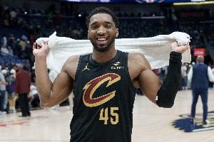 米切尔：队友间会互相督促沟通防守问题 我们的沟通不会带火药味