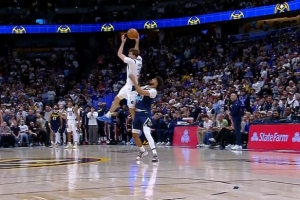 可惜了！约基奇底线发球送长传被弗拉格抢断 自己本场首个失误