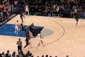 这谁扛得住啊！兰德尔追防直接撞翻挡拆的申京 被追加一级恶犯