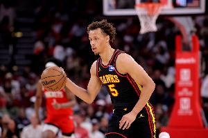 真能抢啊！丹尼尔斯冲下8个前场篮板 14中8拿到16分13板4助