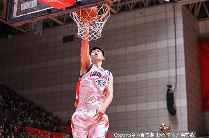 效率挺高！徐昕全场7投5中 贡献11分10篮板1盖帽两双数据