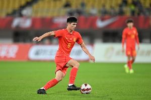 媒体人：陈泽仕是这届国青最好的中场，身材高大而且全能